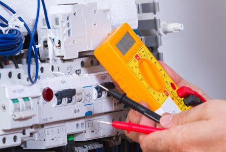 Contrôle d'un tableau électrique lors du diagnostic électricité